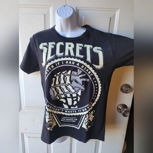 Secrets band tee size Small